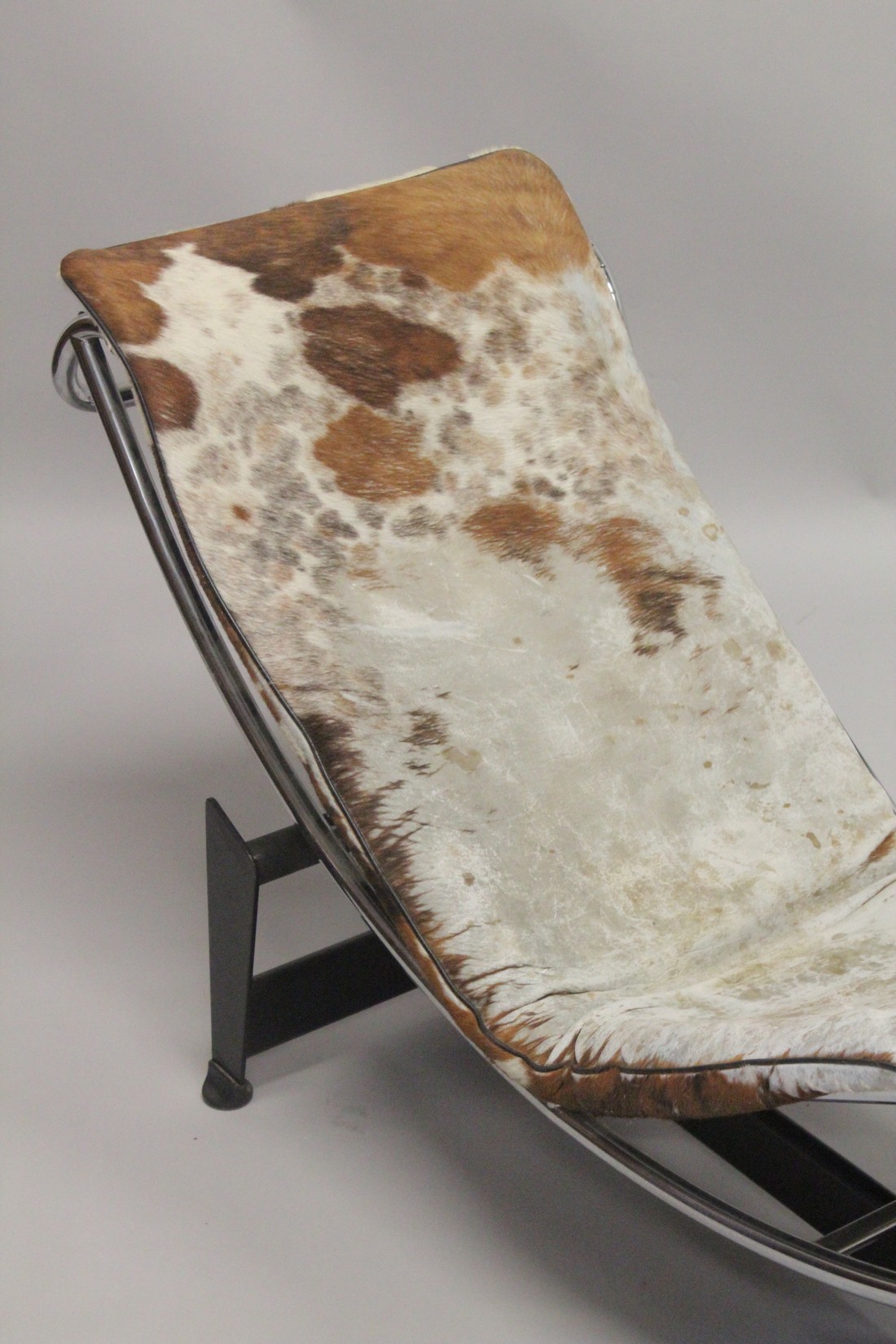A CHARLOTTE PERRIAND, LE CORBUSIER STYLE CHAISE LONGUE, upholstered in cow hide. - Image 2 of 4