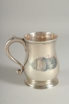 A GEORGE II SILVER HALF PINT TANKARD. London 1728. Maker: C & S