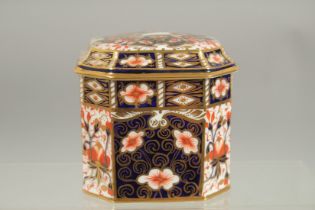 A ROYAL CROWN DERBY PATTERN BOX AND COVER. Pattern 2451.