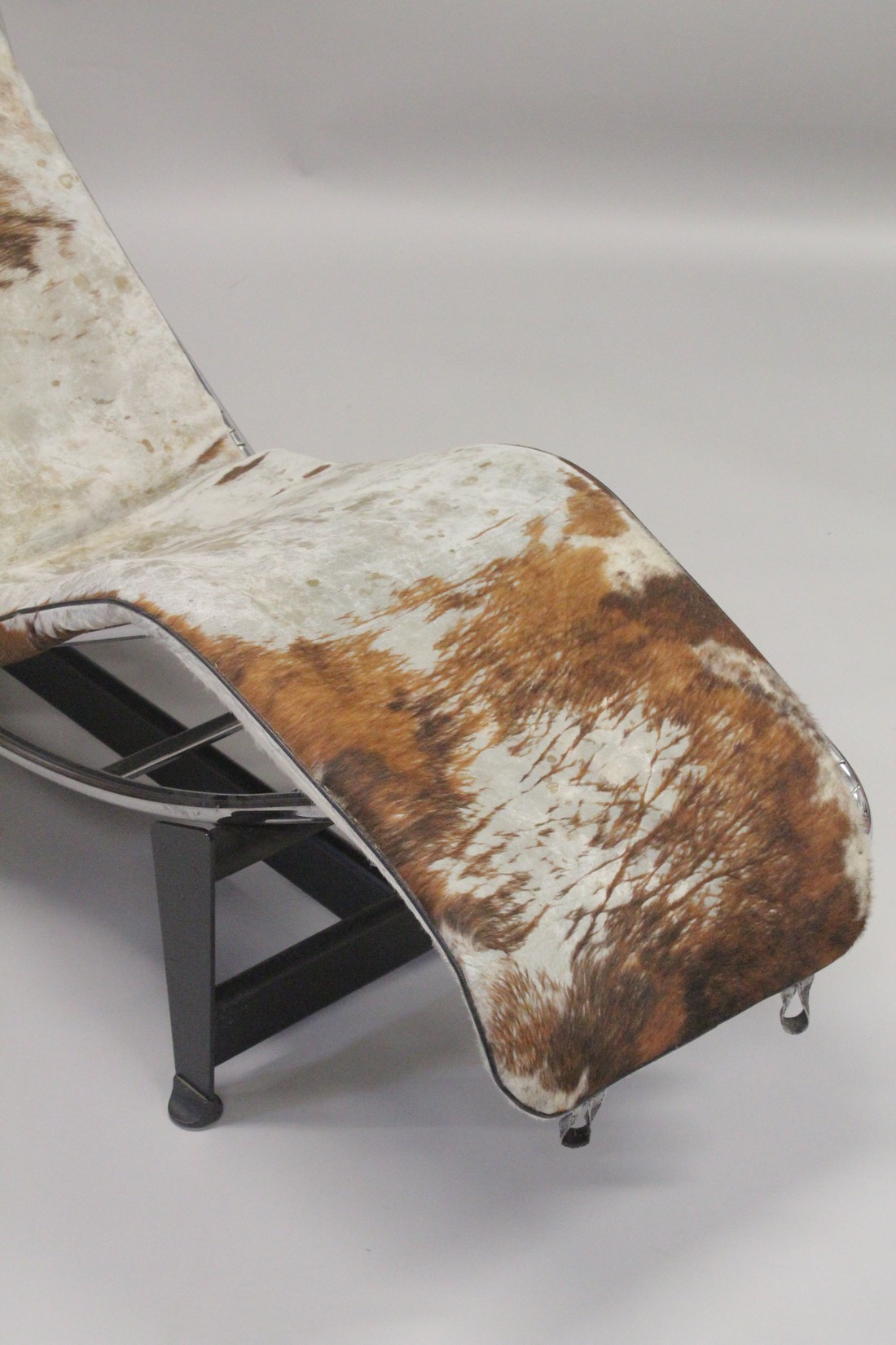 A CHARLOTTE PERRIAND, LE CORBUSIER STYLE CHAISE LONGUE, upholstered in cow hide. - Image 3 of 4