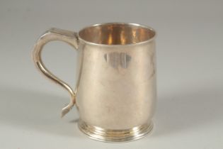 A PLAIN GEORGE I SILVER HALF PINT TANKARD. London 1725. Maker: T. M.