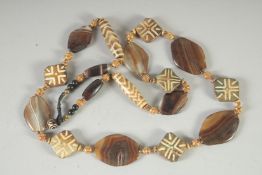 AN AGATE AND DZI BEAD NECKLACE.
