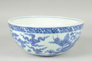 A LARGE CHINESE BLUE AND WHITE PORCELAIN DRAGON BOWL, 26cm diameter.