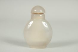 A CHINESE AGATE SNUFF BOTTLE AND STOPPER, 5cm high.