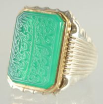 AN ISLAMIC GREEN AGATE CALLIGRAPHIC SEAL RING.