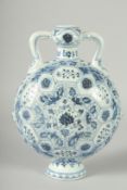 A CHINESE BLUE AND WHITE PORCELAIN TWIN HANDLE MOON FLASK, 28cm high.