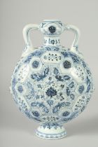 A CHINESE BLUE AND WHITE PORCELAIN TWIN HANDLE MOON FLASK, 28cm high.