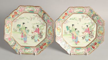 A PAIR OF EARLY 20TH CENTURY FAMILLE ROSE PORCELAIN OCTAGONAL PLATES, with frilled rims, each
