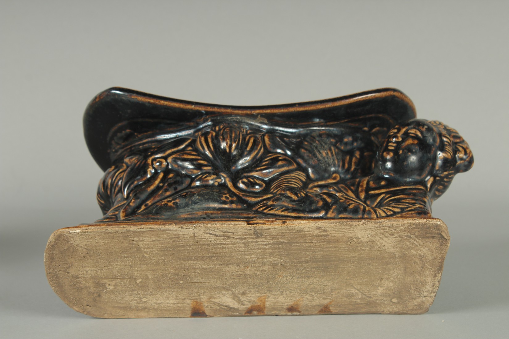 A CHINESE FIGURAL GLAZED POTTERY PILLOW, 25cm long. - Image 4 of 4
