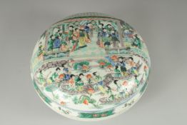A LARGE CHINESE FAMILLE VERTE PORCELAIN CIRCULAR BOX AND COVER, decorated with multiple female