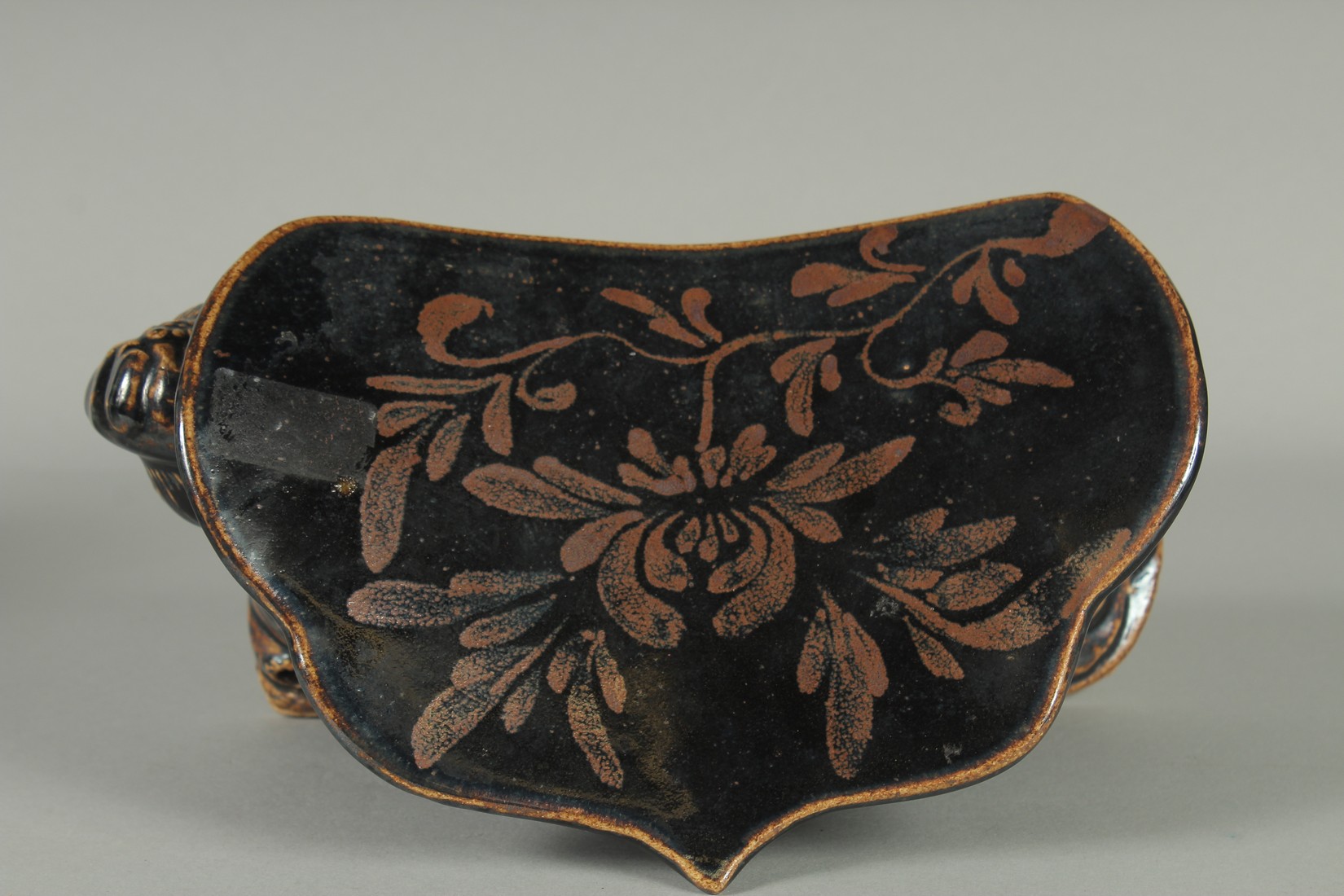 A CHINESE FIGURAL GLAZED POTTERY PILLOW, 25cm long. - Image 3 of 4