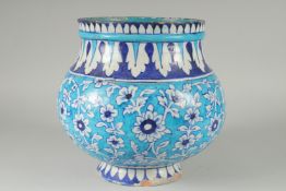 A FINE LARGE 18-19TH CENTURY NORTH INDIAN MULTAN POTTERY VASE, with floral decoration, 24.5cm high.
