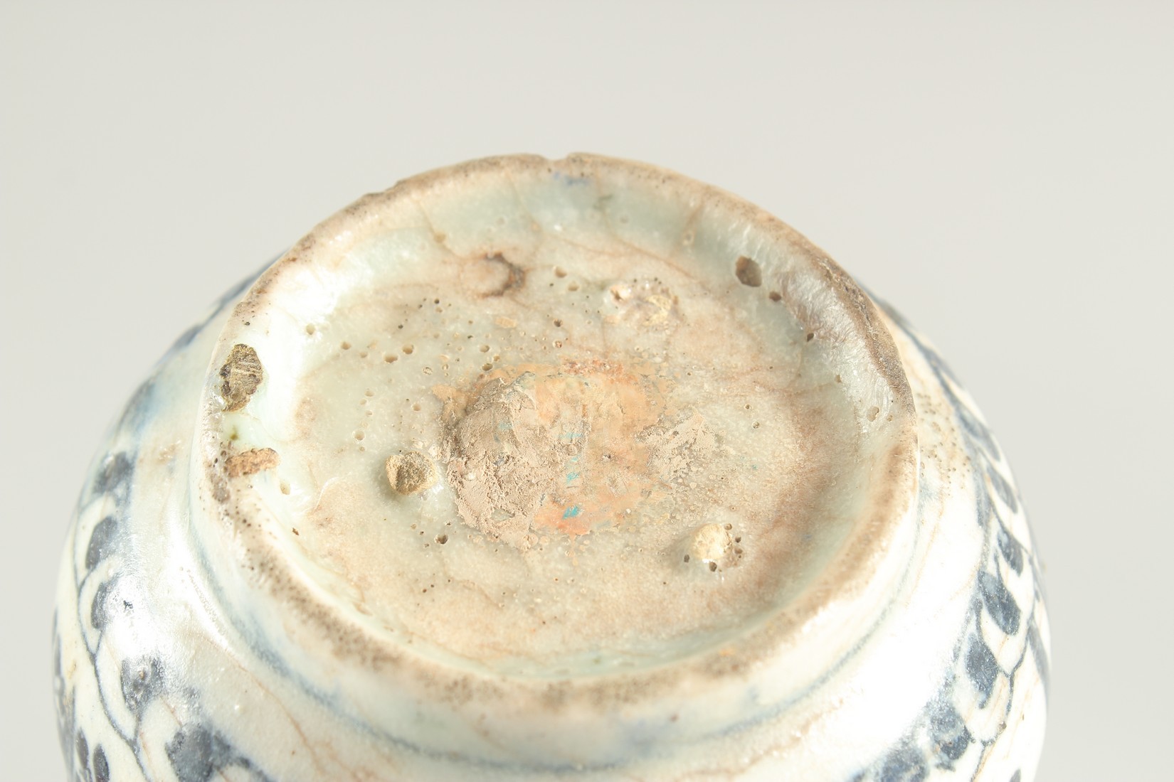 AN ISLAMIC BLUE AND WHITE PORCELAIN BOTTLE VASE, for the Chinese market, 19cm high. - Image 7 of 7