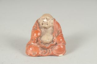 A SMALL JAPANESE POTTERY FIGURE, 6cm high.