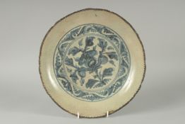 A 19TH CENTURY CHINESE BLUE AND WHITE PORCELAIN DISH, with central floral motif, 29cm diameter.