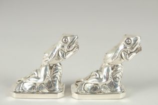 A PAIR OF DECO STYLE FROG SALT AND PEPPERS. 3ins high.