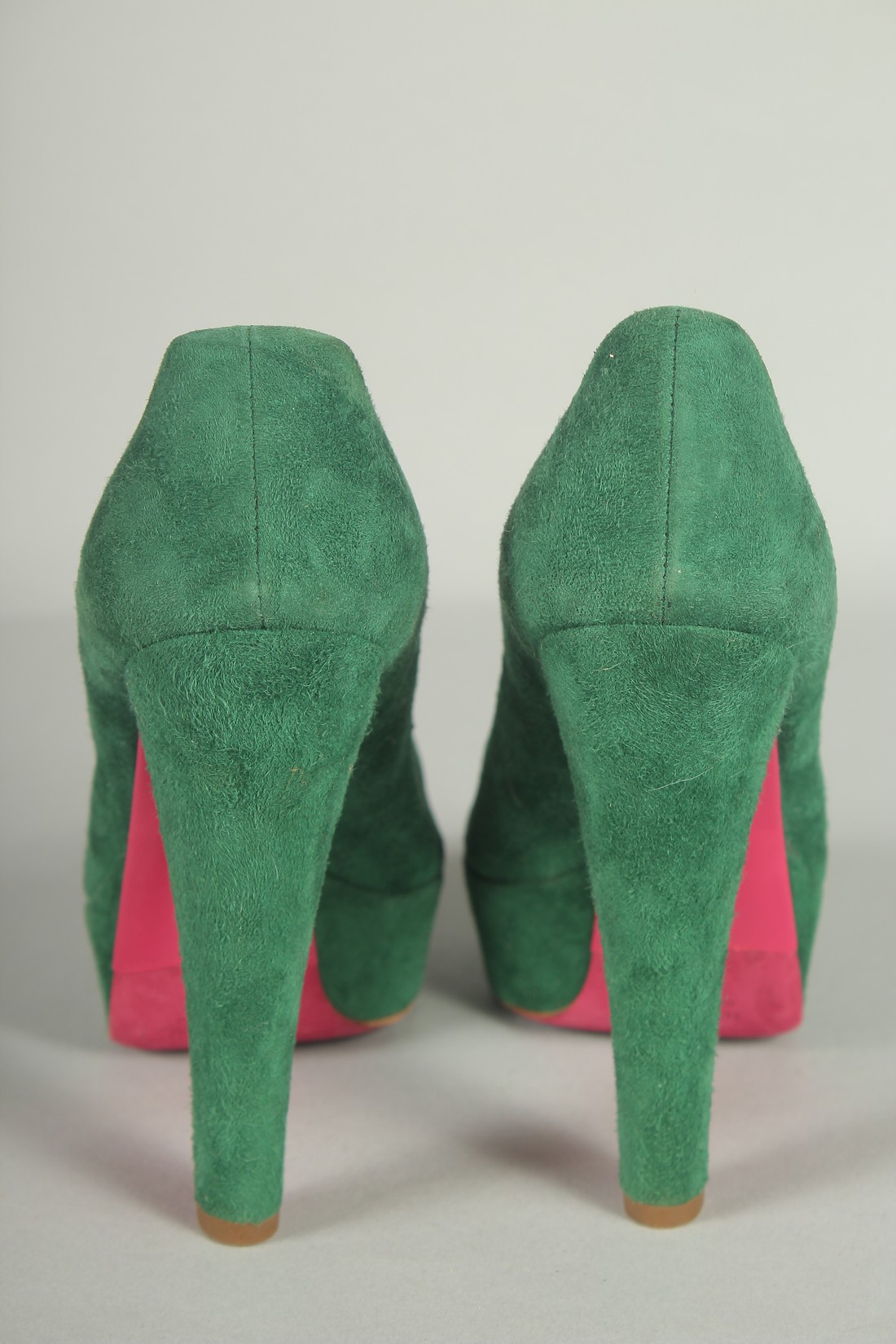 A PAIR OF MIU MIU GREEN SUEDE SHOES. Size UK 37, boxed. - Bild 5 aus 8