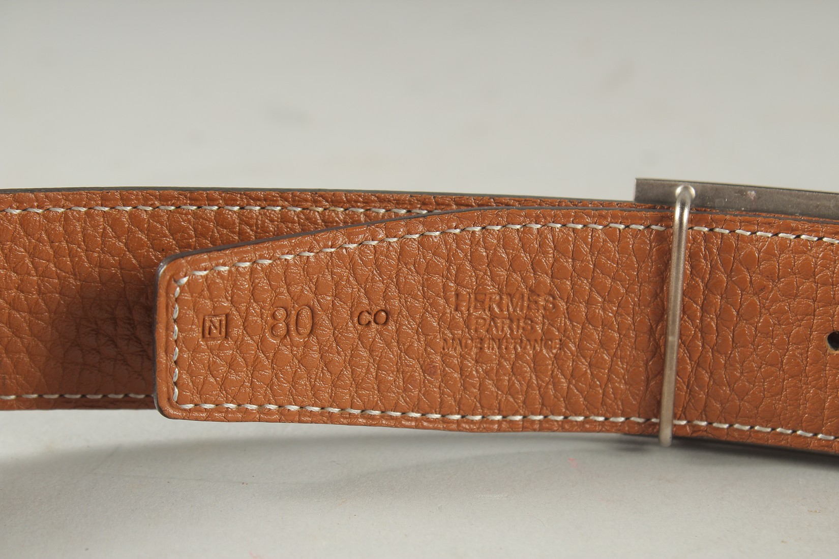 A BROWN LEATHER HERMES PARIS BELT. 36ins long. - Bild 5 aus 6