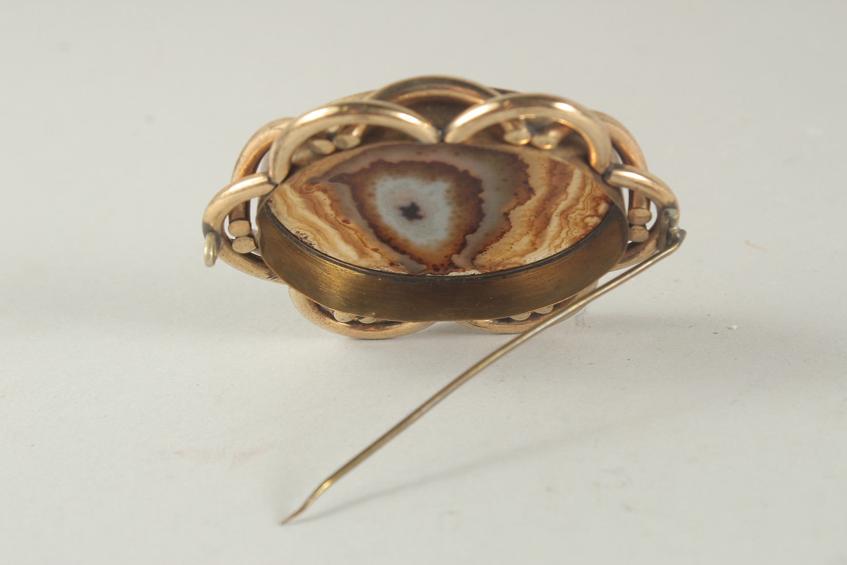 A GOOD VICTORIAN AGATE BROOCH. - Bild 2 aus 2