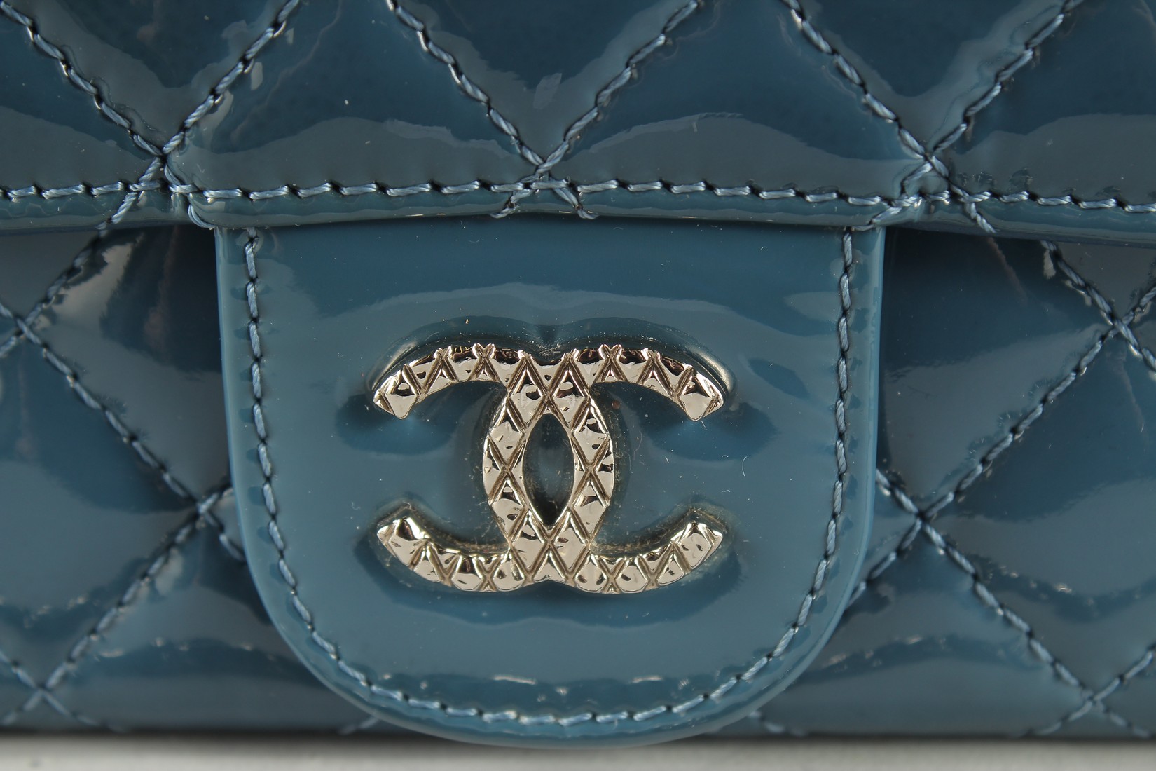 A VERY GOOD CHANEL BLUE PATENT LEATHER HAND BAG with double C medallion. 9.5ins long, 4.75ins deep - Bild 2 aus 6