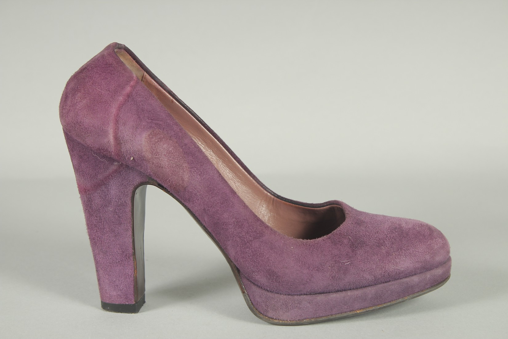 A PAIR OF MIU MIU MAUVE SUEDE SHOES. Size UK 36.5, boxed. - Bild 2 aus 8