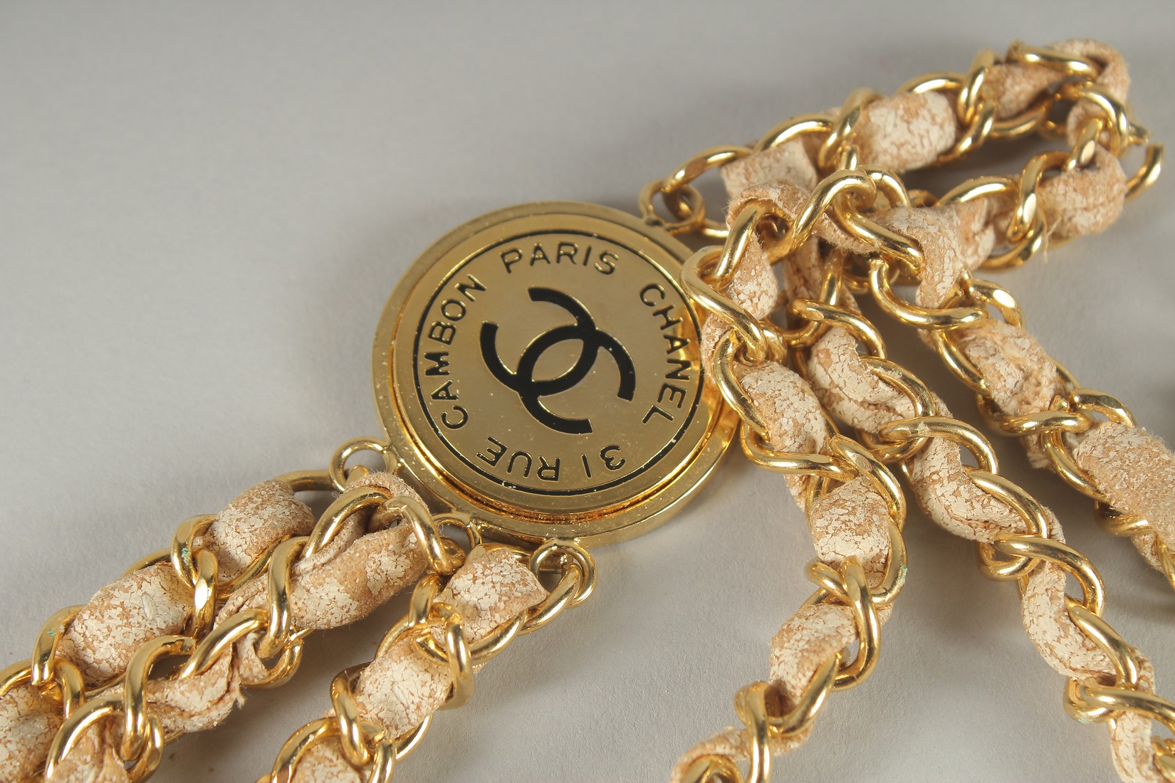 A CHANEL TRIPLE ROW GILT AND LEATHER NECKLACE. 16ins long. - Bild 3 aus 5