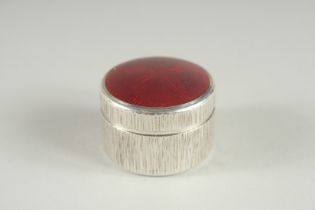 A SMALL GERRARD BENNY CIRCULAR PILL BOX 1.25ins diameter with red enamel top. London 1989.