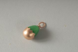 A RUSSIAN 14CT GOLD JADE EGG PENDANT.