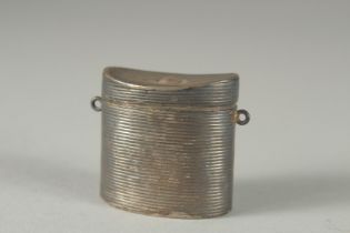 A SMALL FRENCH RIBBED PILL BOX. 3.5cm long.