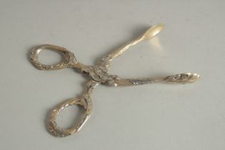 A GOOD PAIR OF VICTORIAN CAST SILVER SUGAR NIPS. London 1863. By The Lins.