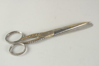 A PAIR OF GILDED, ETCHED SCISSORS.