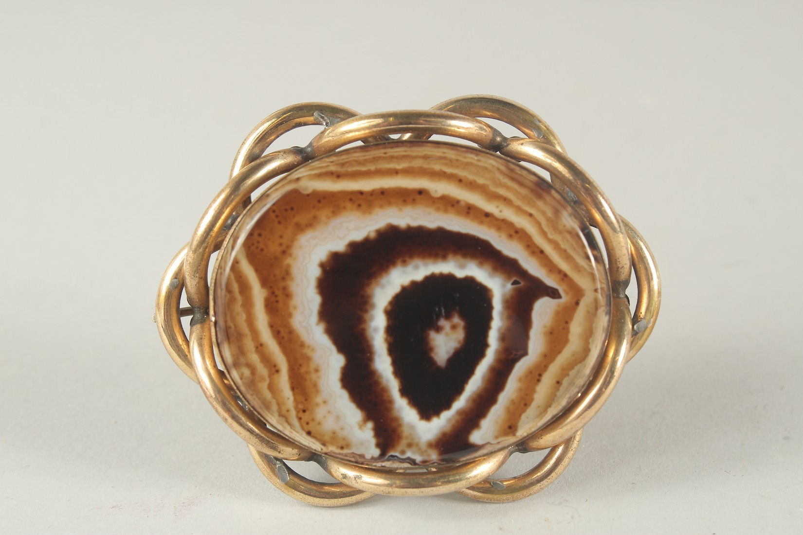 A GOOD VICTORIAN AGATE BROOCH.