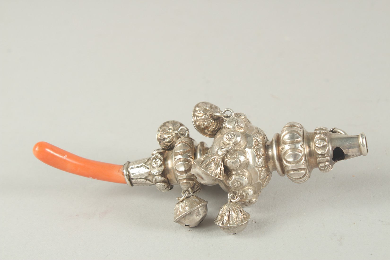 A VICTORIAN SILVER AND CORAL BABIES RATTLE. - Bild 2 aus 3