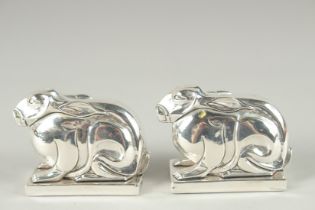 A PAIR OF DECO STYLE RABBIT SALT AND PEPPERS. 2ins high.