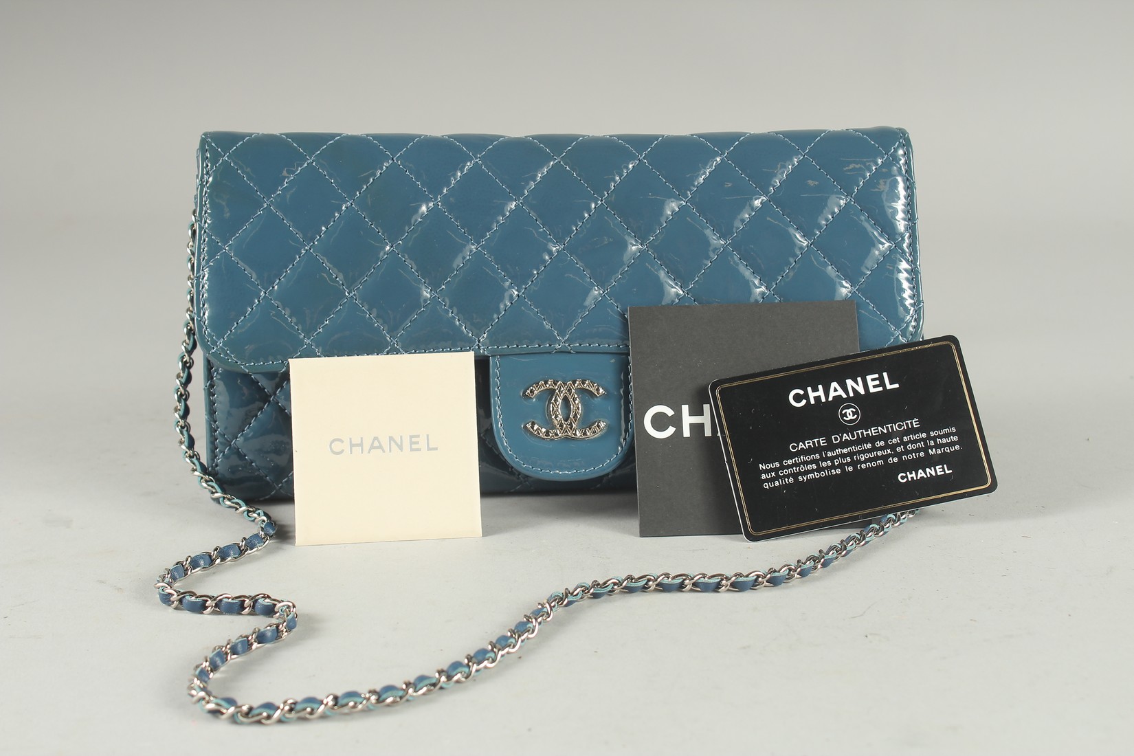 A VERY GOOD CHANEL BLUE PATENT LEATHER HAND BAG with double C medallion. 9.5ins long, 4.75ins deep - Bild 5 aus 6