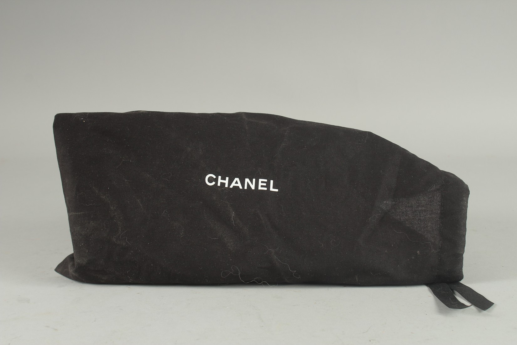 A VERY GOOD CHANEL BLUE PATENT LEATHER HAND BAG with double C medallion. 9.5ins long, 4.75ins deep - Bild 6 aus 6