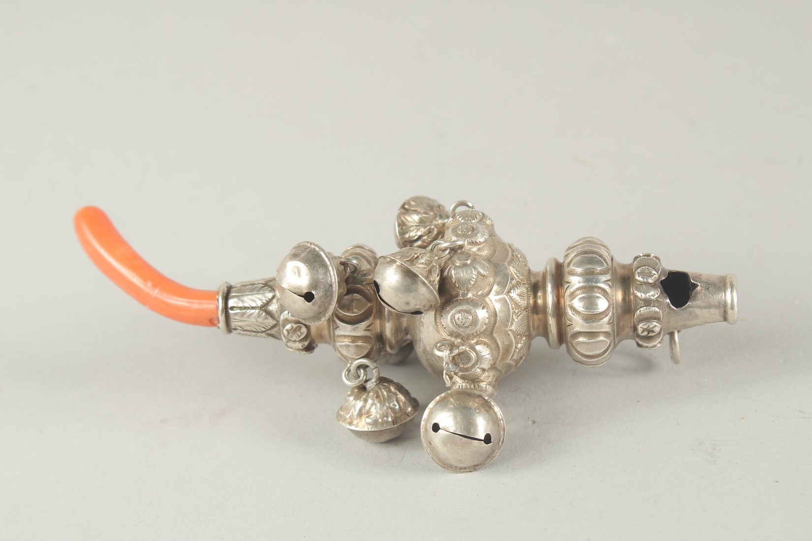 A VICTORIAN SILVER AND CORAL BABIES RATTLE. - Bild 3 aus 3