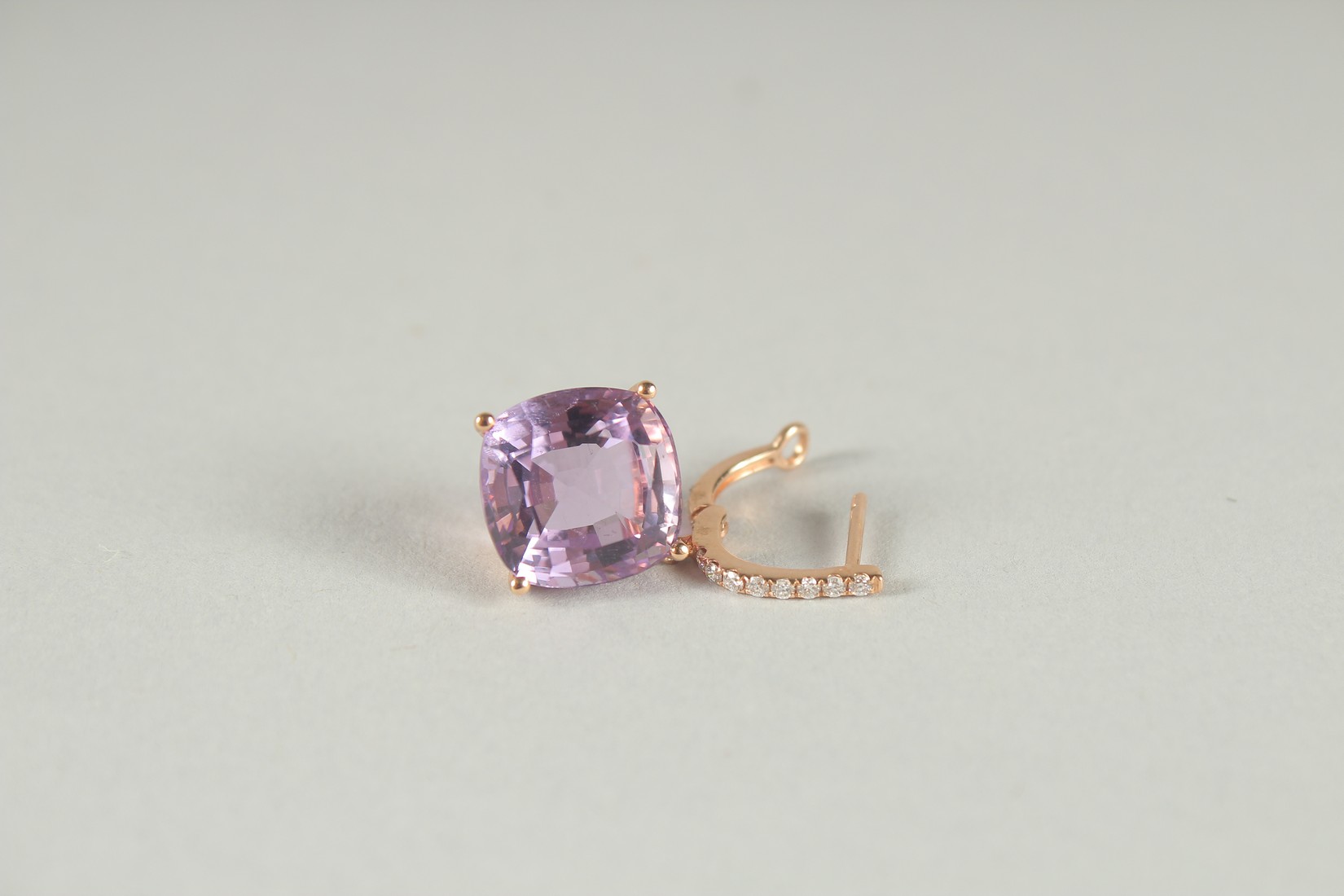 A PAIR OF 18CT GOLD AMETHYST AND DIAMOND EARRINGS - Bild 2 aus 6