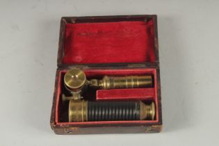 A GOOD SMALL 19TH CENTURY BRASS FOLDING TELESCOPE, 11ins extended, by Edward Davis, Leeds In a