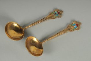 A PAIR OF RUSSIAN SILVER AND ENAMEL SPOONS. 18cm long. Weight: 112gms.