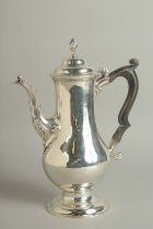 A GOOD GEORGE III SILVER COFFEE POT engraved with a period crest. London 1775. Maker: JOHN KING.