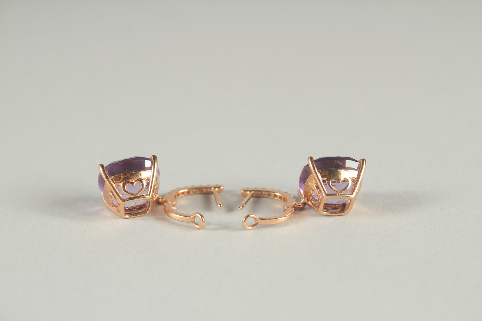 A PAIR OF 18CT GOLD AMETHYST AND DIAMOND EARRINGS - Bild 4 aus 6