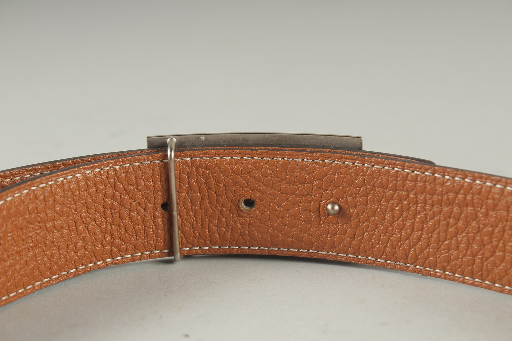 A BROWN LEATHER HERMES PARIS BELT. 36ins long. - Bild 3 aus 6