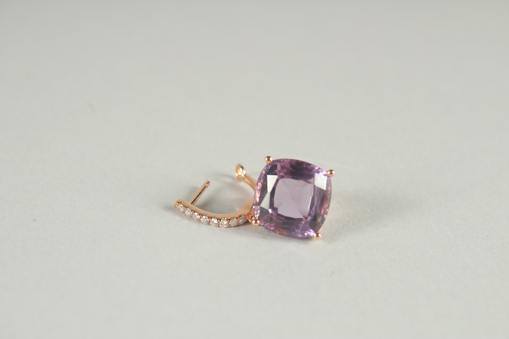 A PAIR OF 18CT GOLD AMETHYST AND DIAMOND EARRINGS - Bild 3 aus 6