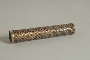 AN EARLY SILVER ETUI with pierced decorated case and double Rosette seal. Circa. 1680-1700.