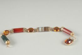 A GOOD GOLD AND AGATE BRACELET.
