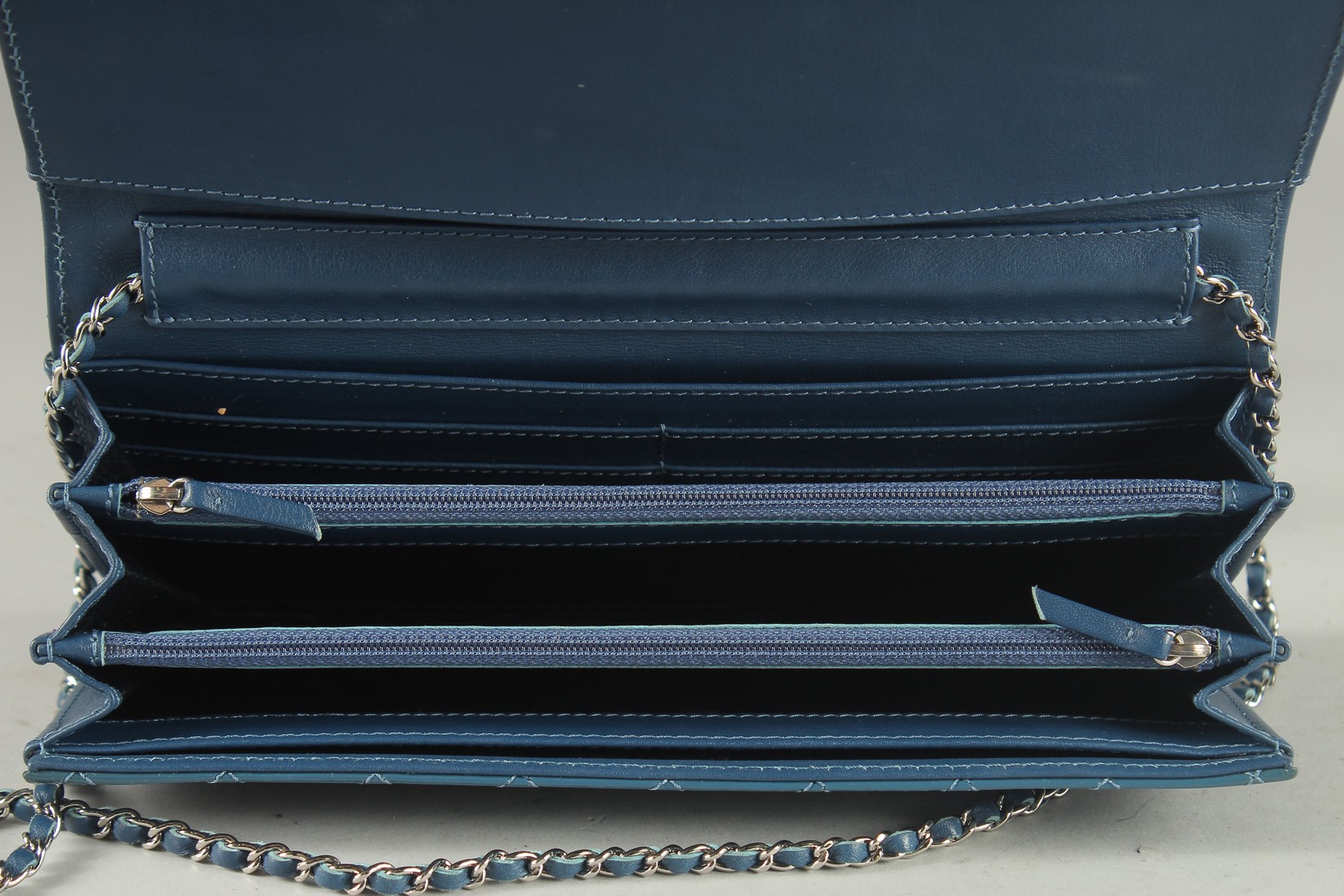 A VERY GOOD CHANEL BLUE PATENT LEATHER HAND BAG with double C medallion. 9.5ins long, 4.75ins deep - Bild 3 aus 6