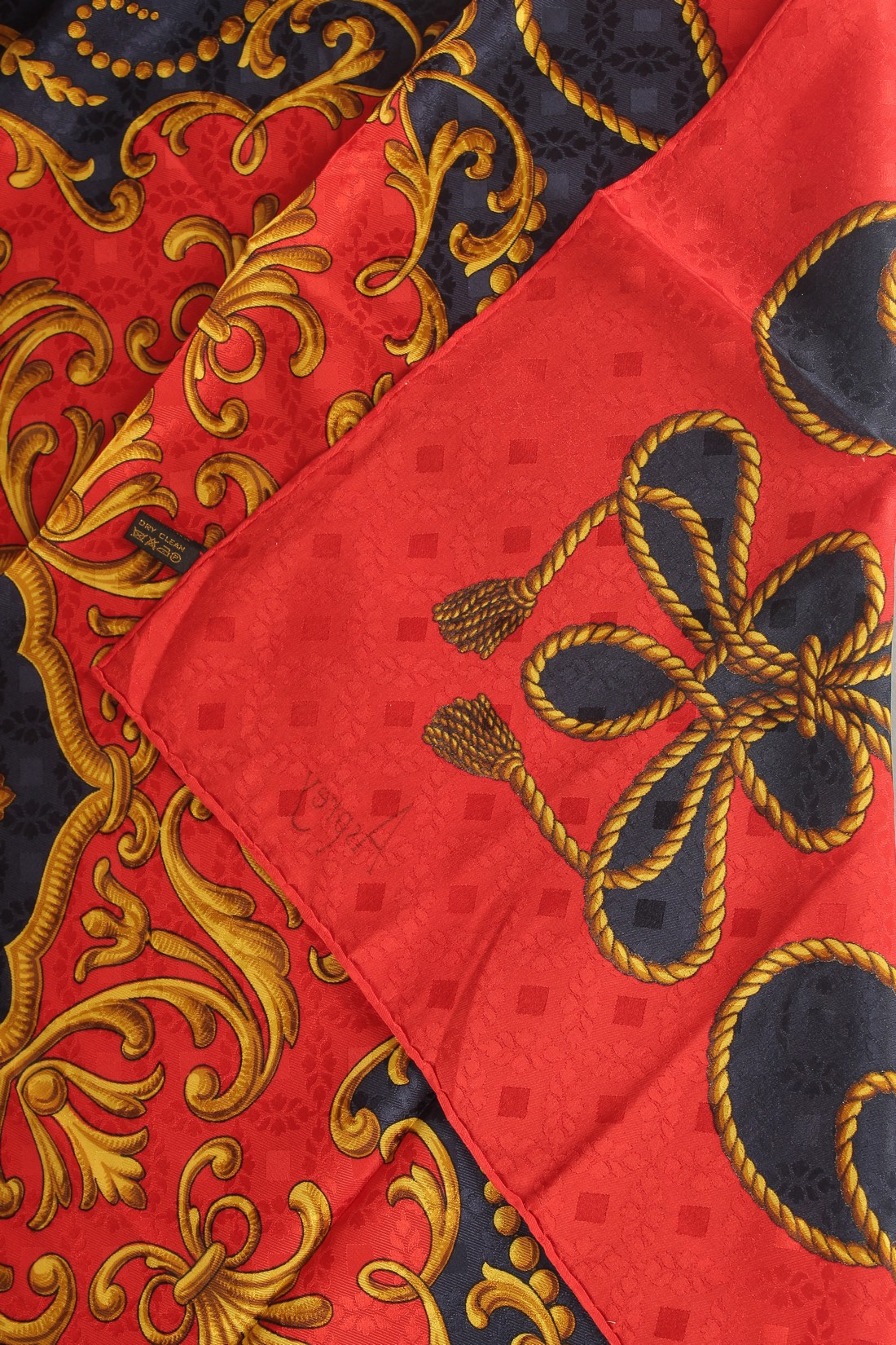 AN ASPREY RED AND BLUE SILK SCARF. 33ins x 33ins in an Asprey box. - Bild 3 aus 4