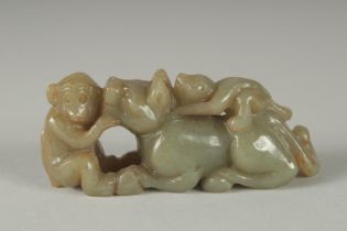 A JADE MONKEY AND DOG OF FOE. 3.5ins long.