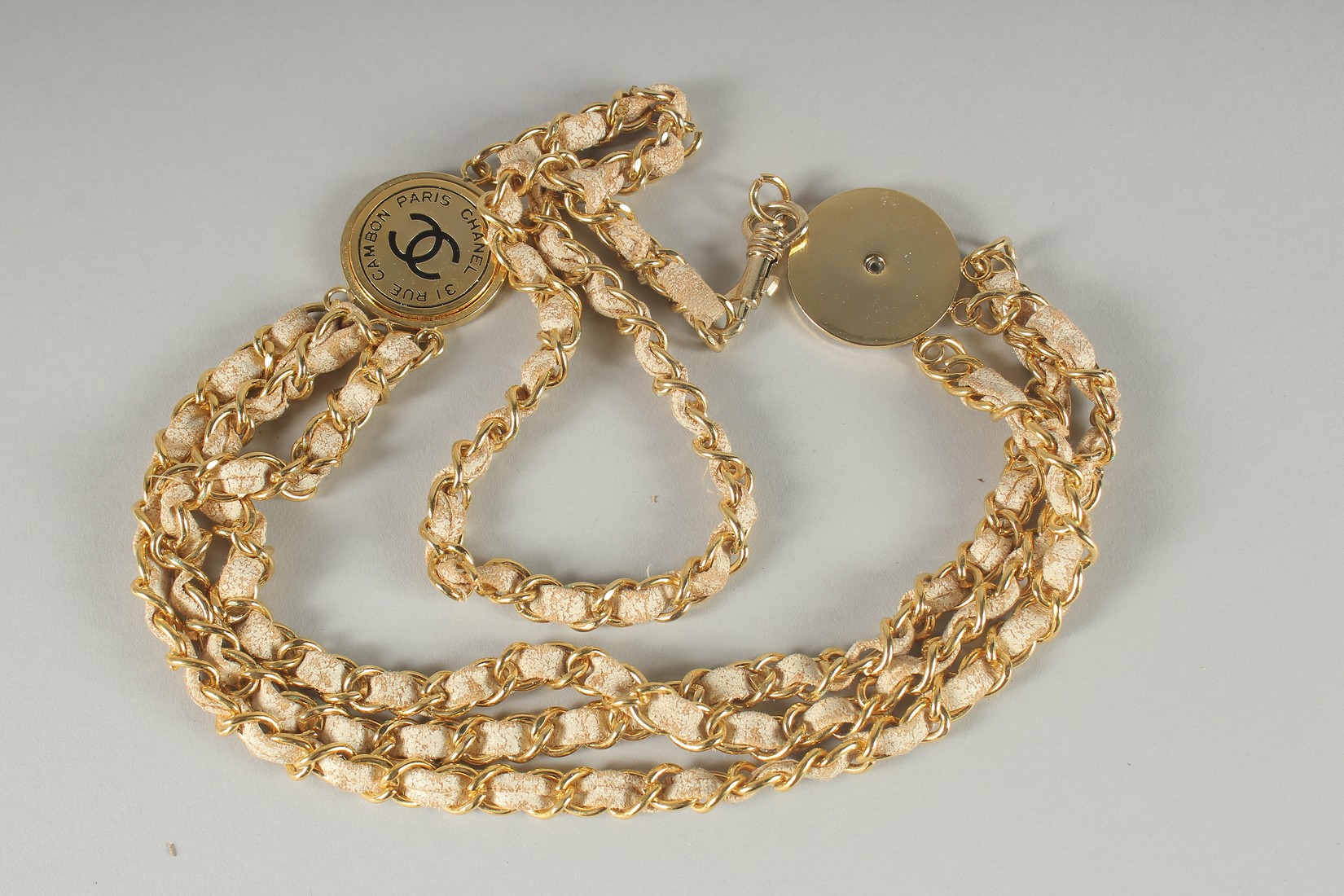 A CHANEL TRIPLE ROW GILT AND LEATHER NECKLACE. 16ins long. - Bild 2 aus 5
